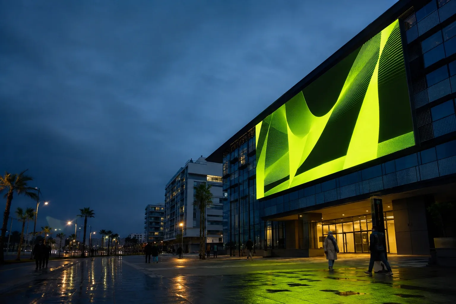 Écran LED géant sur la façade d’un immeuble de bureaux au crépuscule, diffusant un contenu vidéo