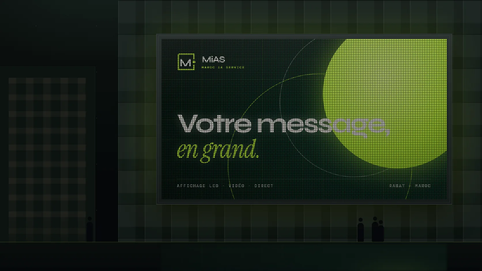 Écran LED géant installé sur une façade, diffusant un contenu vidéo de nuit